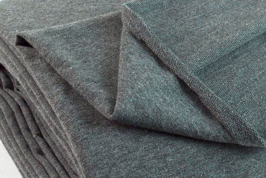 Un morceau de jersey (French Terry) gris, un tissu maille (tricoté)